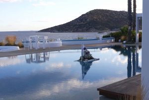 μίνιμαλ διακόσμηση πισίνας με μια λευκή σχεδία από μπαμπού